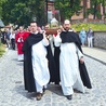 	W procesji niesiono relikwie dominikańskich męczenników z Sandomierza. 
