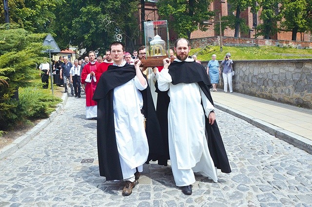 	W procesji niesiono relikwie dominikańskich męczenników z Sandomierza. 