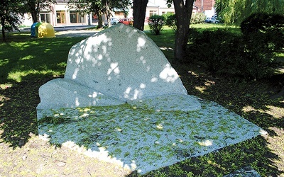 Obelisk upamiętni pomordowanych Żydów.