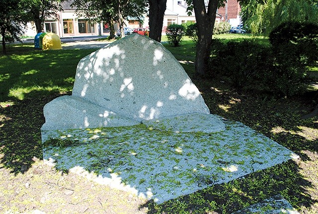 Obelisk upamiętni pomordowanych Żydów.