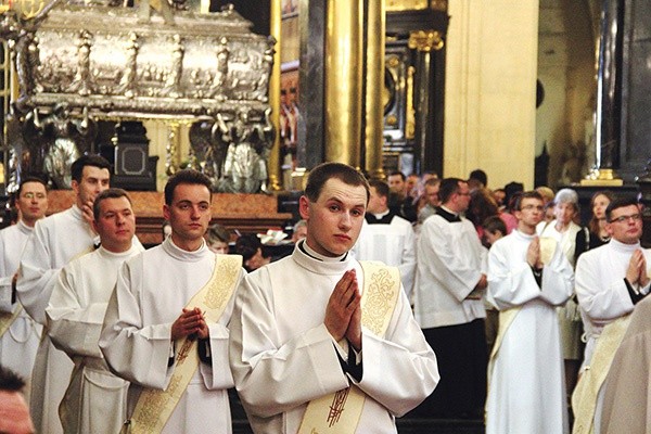 W dniu święceń nowi kapłani otrzymali także aplikaty, czyli dokumenty kierujące ich do pracy w pierwszych parafiach.