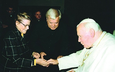 Ks. Bronisław Sieńczak wraz z Josephine Gebert (fundatorką "Radosnej Nowiny 2000") w Rzymie, podczas spotkania z papieżem Janem Pawłem II
