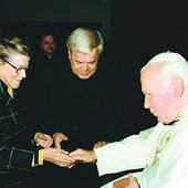 Ks. Bronisław Sieńczak wraz z Josephine Gebert (fundatorką "Radosnej Nowiny 2000") w Rzymie, podczas spotkania z papieżem Janem Pawłem II