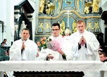 Od lewej: ks. Rafał Nawrocki, ks. Mateusz Wojtczak i ks. Paweł Pawlak.