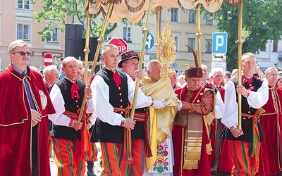 Po Mszy św. ulicami Łowicza przeszła procesja z Najświętszym Sakramentem.