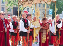 Po Mszy św. ulicami Łowicza przeszła procesja z Najświętszym Sakramentem.
