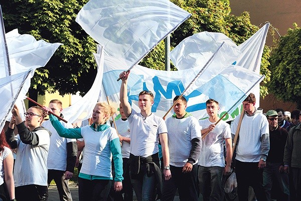 Uczniowie ze Zduńskiej Dąbrowy w drodze na Jasną Górę.