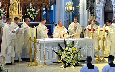 Po liturgii święceń celebrowali swoją pierwszą Mszę św. pod przewodnictwem  bp. Henryka Tomasika.
