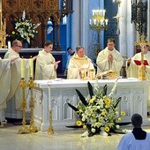 Po liturgii święceń celebrowali swoją pierwszą Mszę św. pod przewodnictwem  bp. Henryka Tomasika.