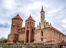 Zamek w Reszlu powstał w latach 1350–1401. Obecnie mieści się tam Muzeum Warmii i Mazur.