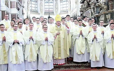 Neoprezbiterzy z biskupem ordynariuszem.