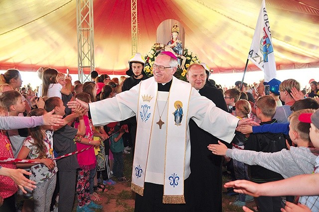 Skrzatusz, 28 maja. Moment wprowadzenia cudownej Piety do namiotu.