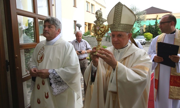 Abp Mieczysław Mokrzycki wnosi relikwie św. Jana Pawła II