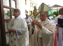Abp Mieczysław Mokrzycki wnosi relikwie św. Jana Pawła II