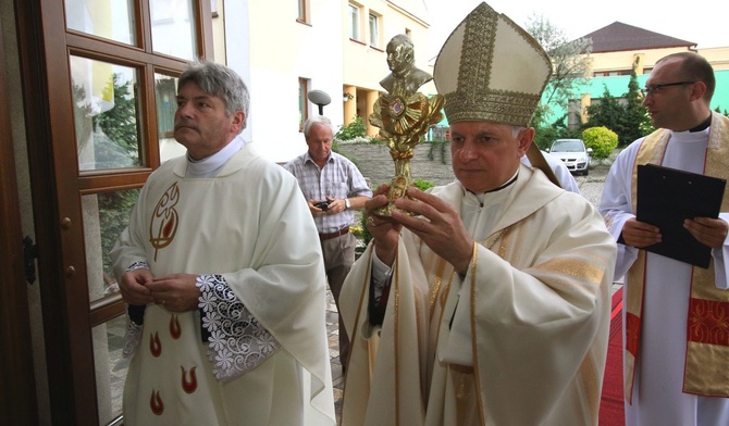 Abp Mieczysław Mokrzycki wnosi relikwie św. Jana Pawła II