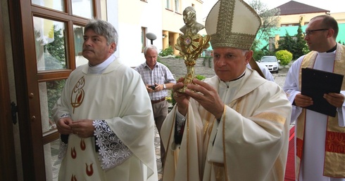 Abp Mieczysław Mokrzycki wnosi relikwie św. Jana Pawła II