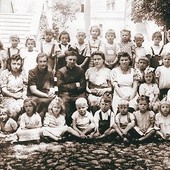 ▲	Ks. prał. Michał Kaczmarek urodził się 28 września 1914 roku, a zmarł 13 lipca 1994 roku.  Na zdjęciu z grupą najmłodszych parafian.