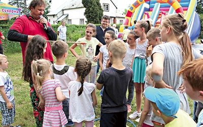 Przy kościele parafialnym w Imielnicy odbył się piknik rodzinny z atrakcjami dla najmłodszych pątników.