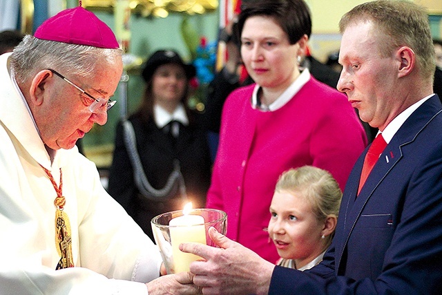 Jak podtrzymać płomień wiary i radości, który przyniosła nam Matka? Na zdjęciu: ntawiedzenie w parafii Strzygi.