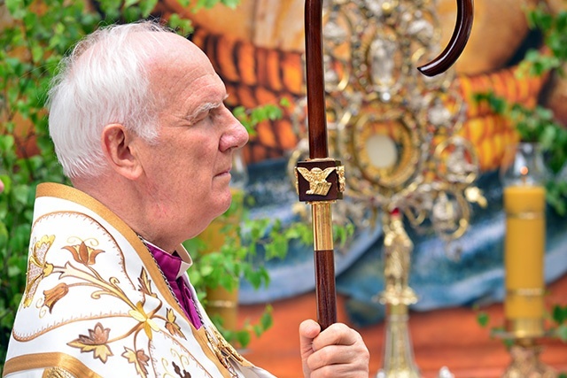 ▲	Tradycyjnie procesji w Świdnicy przewodniczył biskup.