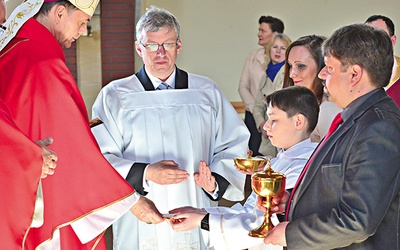 ▼	Biskup Adam Bałabuch podczas Mszy św. w parafii pw. MB Nieustającej Pomocy w Wałbrzychu. 