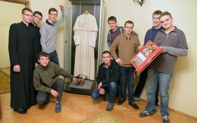 Wśród wielu grup zwiedzających radomskie seminarium pokój papieski odwiedzają uczestnicy rekolekcji powołaniowych