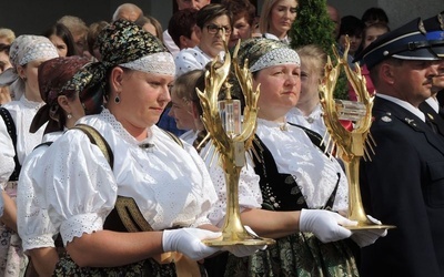 Relikwie św. Faustyny i św. Jana Pawła II już w rękach parafianek z Pogórza