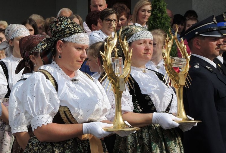 Relikwie św. Faustyny i św. Jana Pawła II już w rękach parafianek z Pogórza