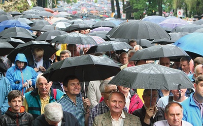 Mężczyźni przychodzili do Piekar Śląskich pod parasolami.