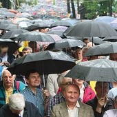 Mężczyźni przychodzili do Piekar Śląskich pod parasolami.