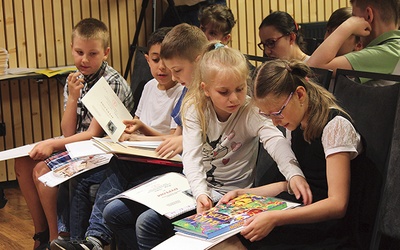 Z gali podsumowującej konkursy nikt  nie wyszedł bez nagrody. Z pracy dzieci powstały trzy wystawy.