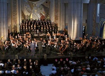 W sanktuarium św. Jana Pawła II w Krakowie Andrea Bocelli zaśpiewał dla rodzin.