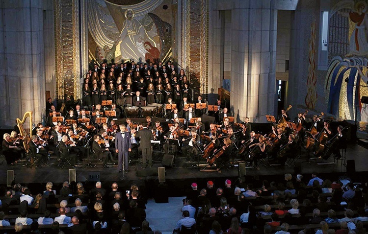 W sanktuarium św. Jana Pawła II w Krakowie Andrea Bocelli zaśpiewał dla rodzin.