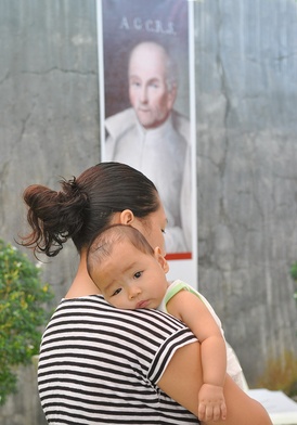 Erica z Filipin razem z mężem odmawiała nowennę do bł. o. Papczyńskiego w intencji uzdrowienia ciężko chorego dziecka, które nosiła w łonie. Synek urodził się zupełnie zdrowy.