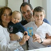 Aleksandra i Wojciech Ślusarczykowie z Frankiem (7 lat) i Jankiem (7 miesięcy).