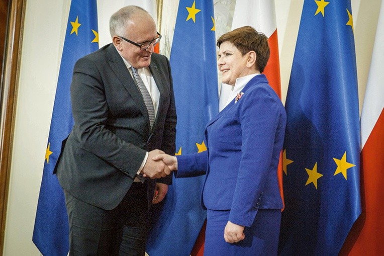 Dyplomatyczna grzeczność czy zmiana w podejściu Komisji do suwerennego państwa? Frans Timmermans miałby się z czego tłumaczyć przed Polską. Do tej pory oczekiwał tego od Warszawy.