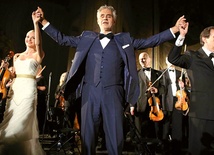 Andrea Bocelli (ur. 1958), włoski śpiewak i kompozytor, jeden z największych i najlepiej sprzedających swoje płyty (ponad 70 milionów krążków) w historii muzyki. Zdjęcie z koncertu w ramach projektu „Il Grande Mistero” w sanktuarium Jana Pawła II w Krakowie.