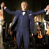 Andrea Bocelli (ur. 1958), włoski śpiewak i kompozytor, jeden z największych i najlepiej sprzedających swoje płyty (ponad 70 milionów krążków) w historii muzyki. Zdjęcie z koncertu w ramach projektu „Il Grande Mistero” w sanktuarium Jana Pawła II w Krakowie.
