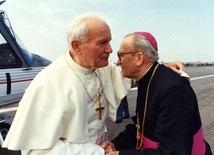 Jan Paweł II wita na radomskim lotnisku bp. Edwarda Materskiego, ówczesnego ordynariusza diecezji sandomiersko-radomskiej
