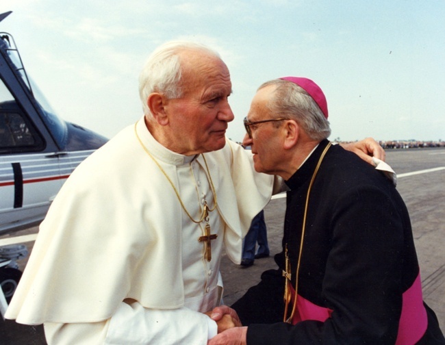 Jan Paweł II wita na radomskim lotnisku bp. Edwarda Materskiego, ówczesnego ordynariusza diecezji sandomiersko-radomskiej