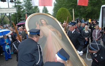 Strażacy z chojnickiej OSP wnoszą obraz Pana Jezusa do kościoła