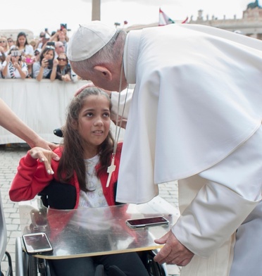 Franciszek: Miłosierdzie brudzi sobie ręce