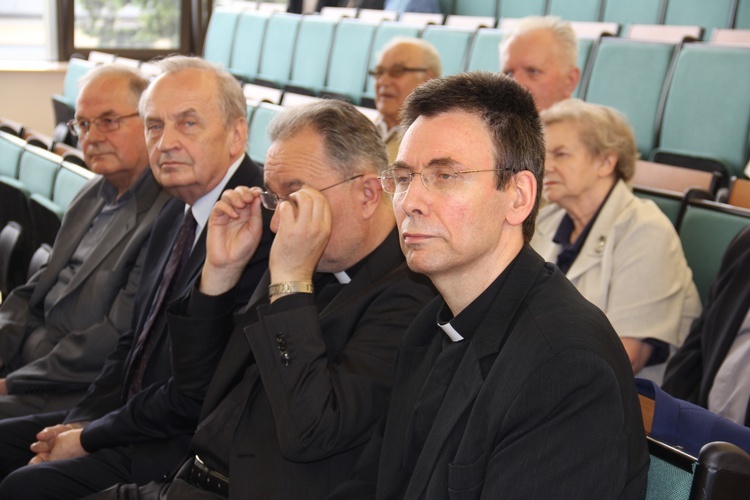 Wręczenie księgi pamiątkowej ks. prof. Andrzejowi Szostkowi