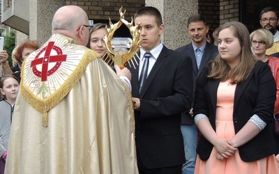 Delegacja młodzieży przyjmuje relikwie św. Jana Pawła II z rąk ks. Jerzego Fryczowskiego