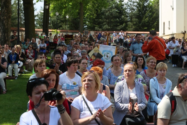 Pielgrzymka Fundacji im. Brata Alberta w Rychwałdzie