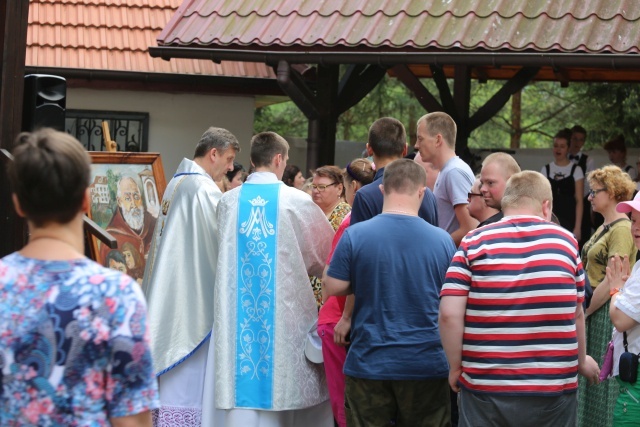 Pielgrzymka Fundacji im. Brata Alberta w Rychwałdzie