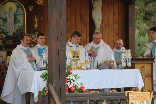 Pielgrzymka Fundacji im. Brata Alberta w Rychwałdzie