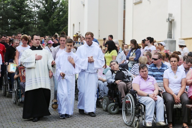 Pielgrzymka Fundacji im. Brata Alberta w Rychwałdzie