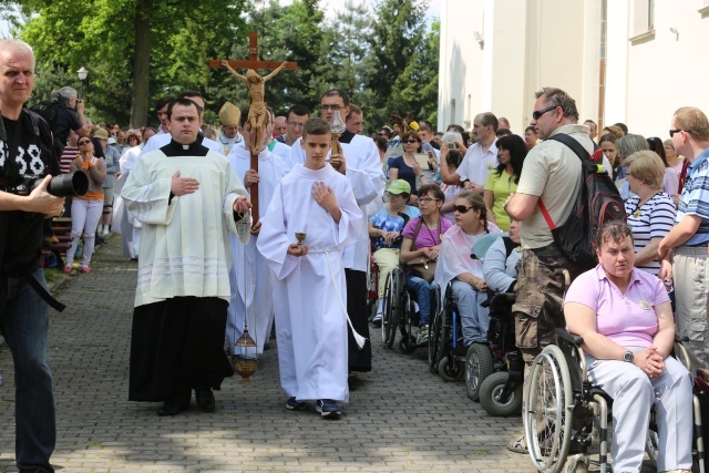 Pielgrzymka Fundacji im. Brata Alberta w Rychwałdzie