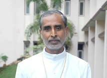 Biskup oddał nerkę młodemu Hindusowi